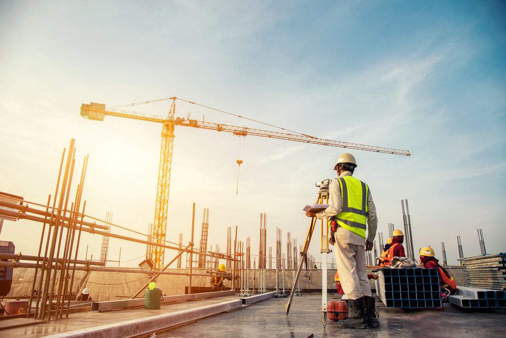 Canteiro de obras atendido por locação de banheiro químico